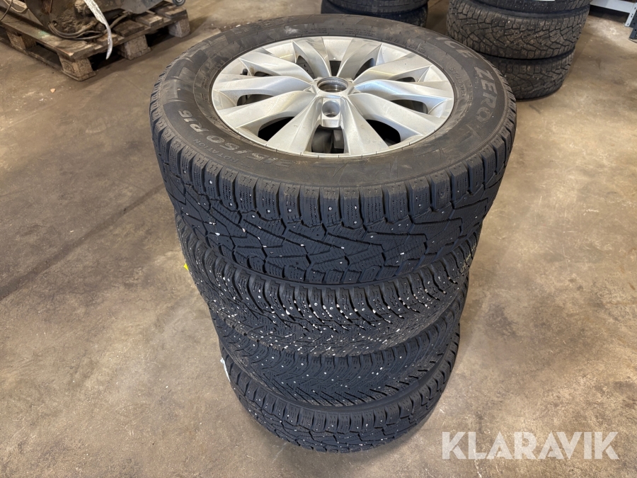 Vinterdäck på fälg 2st Pirelli Ice Zero Och 2st Nokian Hakkapelitta 8 215/60r16