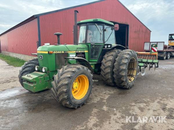 Traktor John Deere 4040S med dubbelmontage