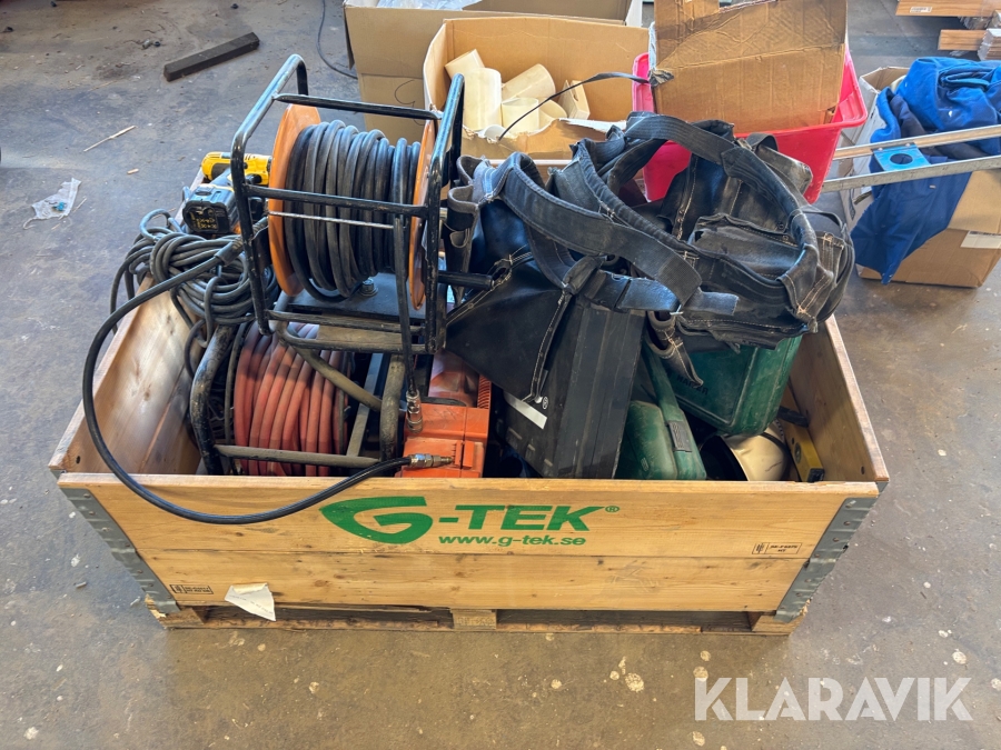 Parti med diverse tryckluftsslangar och handverktyg