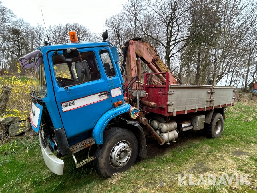 Kranbil Volvo F720 med trevägstipp