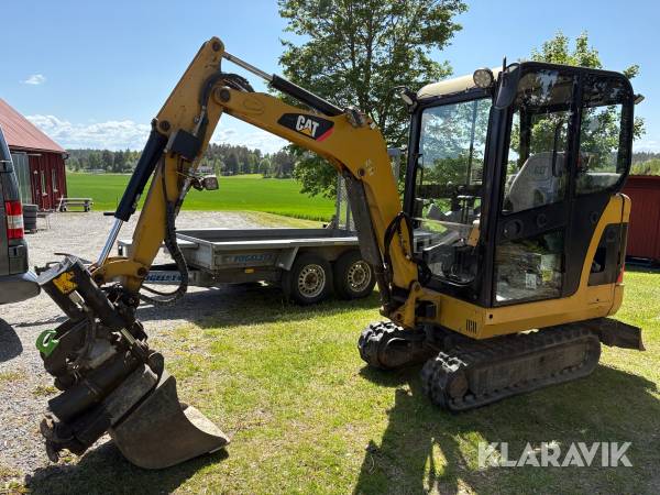 Grävmaskin CAT 301.8C med släpvagn, redskap & tiltrotator