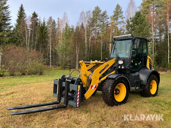 Hjullastare Komatsu WA100M-8E0 med hydrauliska gafflar