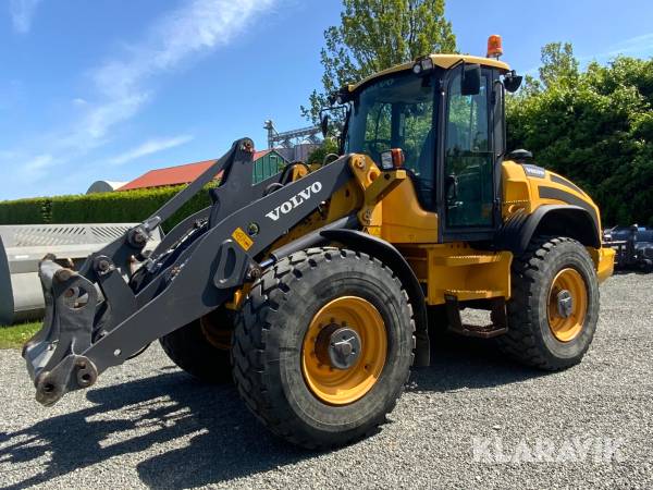 Lastmaskin Volvo L50F-TP med många redskap
