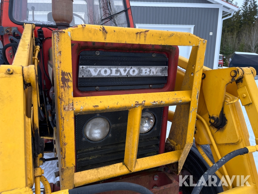 Traktor Volvo BM 2200 med frontlastare och redskap