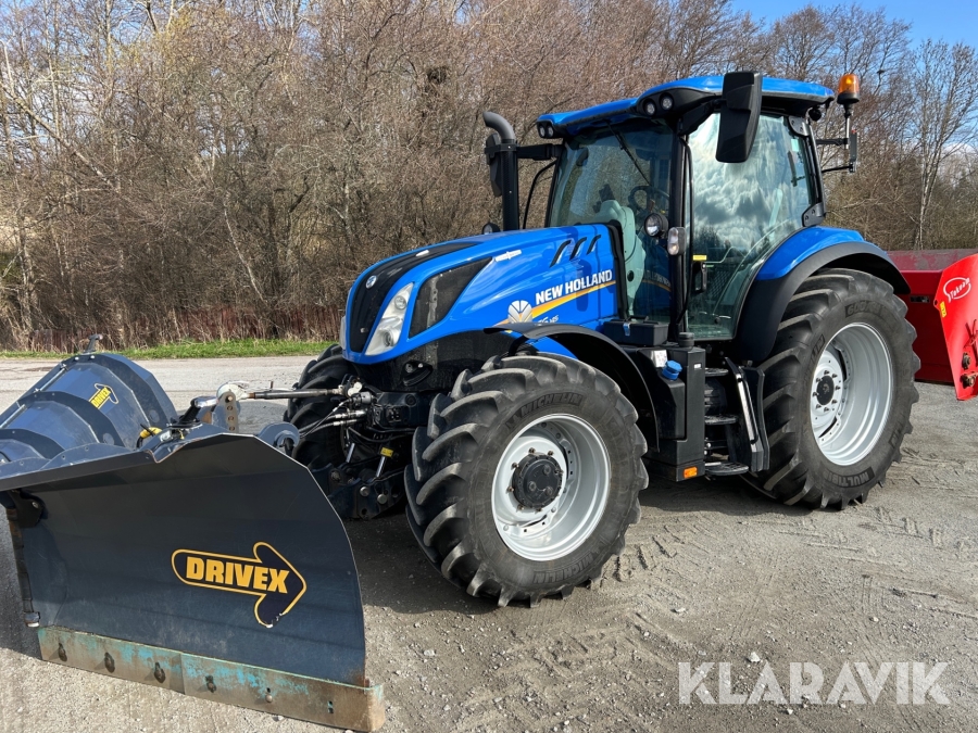 Traktor New Holland T6.145 med vikplog & sandspridare