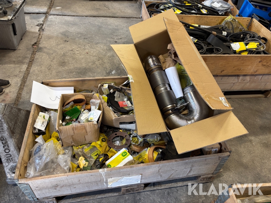 Pall med diverse reservdelar till John Deere