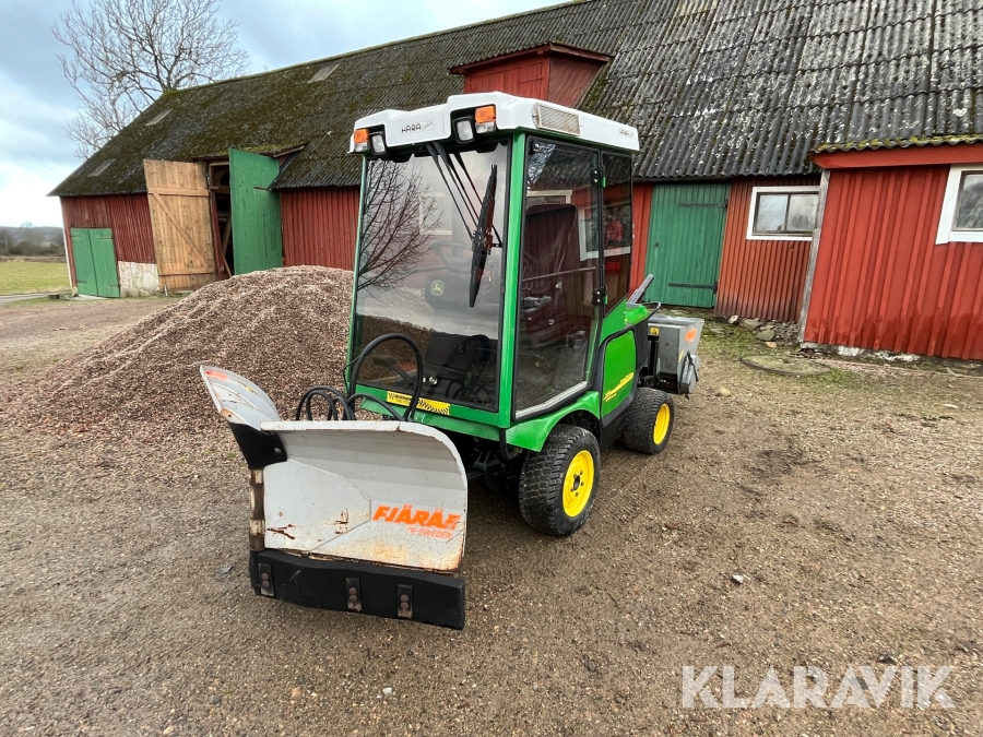 Redskapsbärare John Deere 1445 med plog & sandspridare