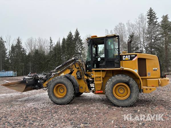 Hjullastare CAT 930H med skopa och gafflar