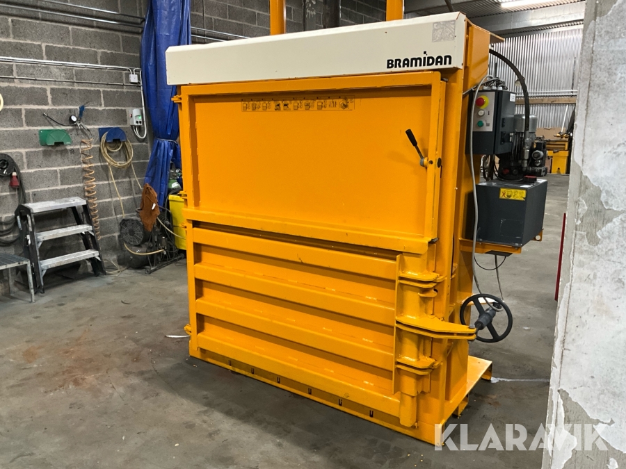 Komprimator Bramidan B16 W för wellpapp, plast och ensilageplast