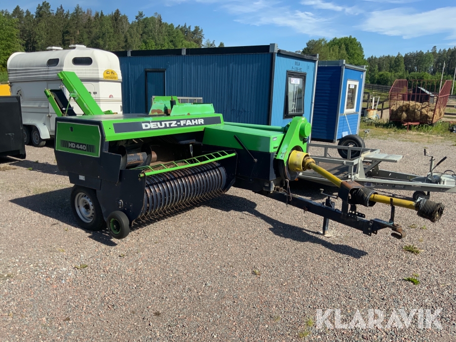 Balpress Deutz-Fahr HD 440 med kastare