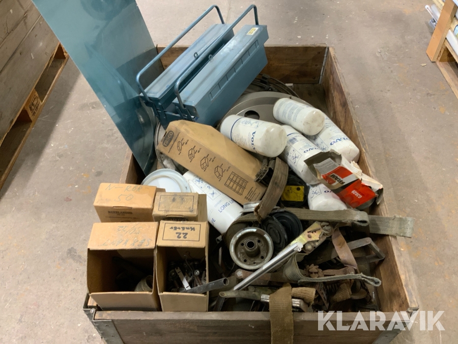 Pall med diverse reservdelar och tillbehör