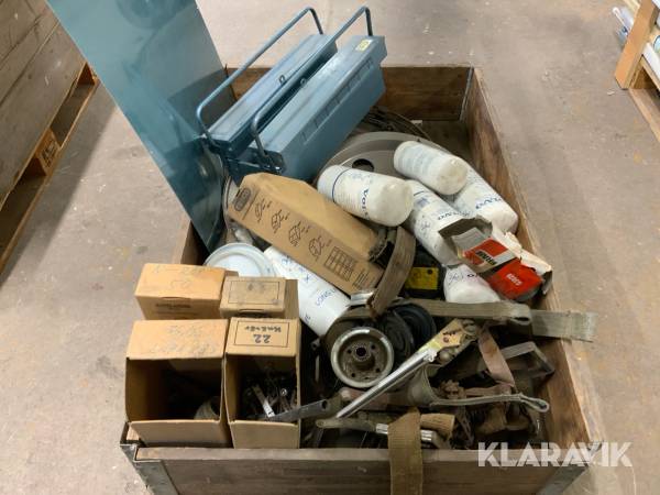 Pall med diverse reservdelar och tillbehör