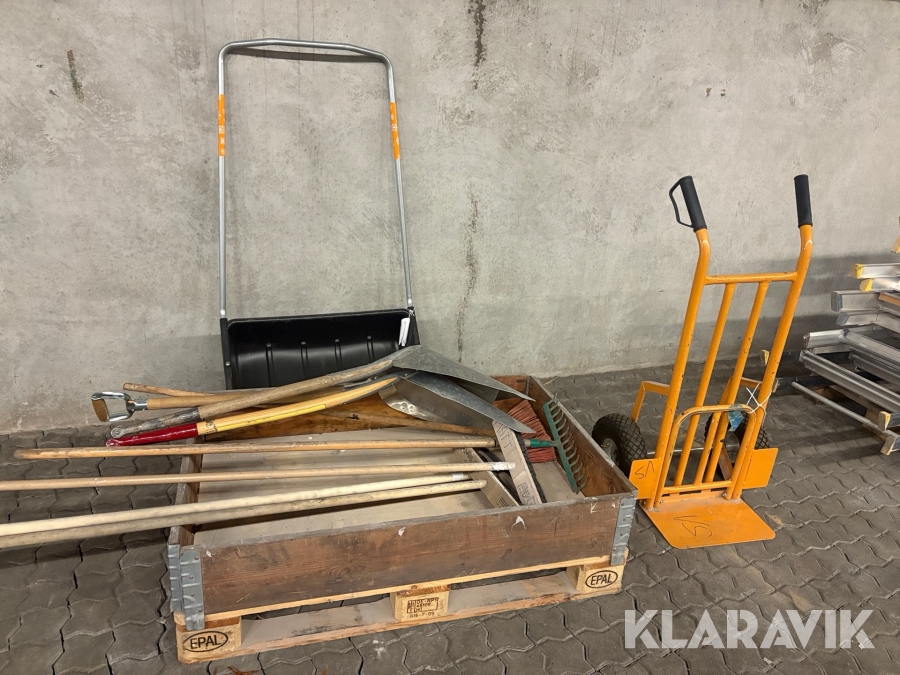 Pall med skyfflar, sopkvastar och säckkärra 10 st