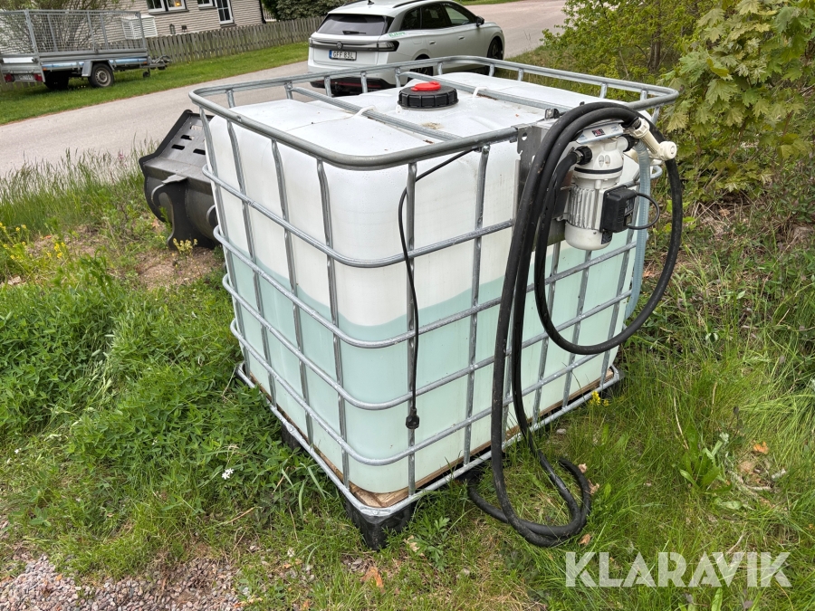 IBC-tank med AdBlue och tankningspump