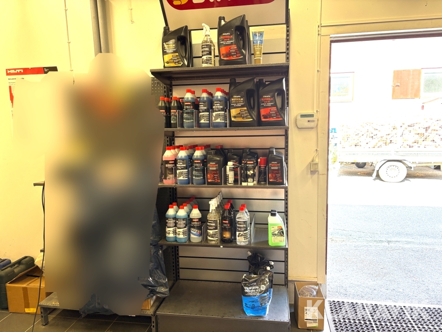 Hylla med diverse olja, glykol mm