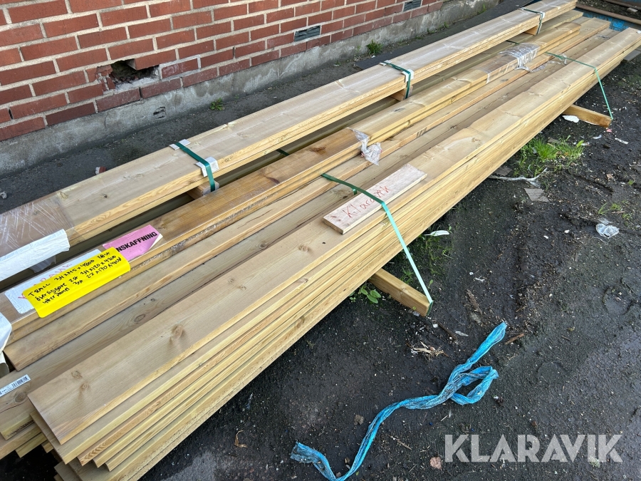 Parti med diverse impregnerat virke