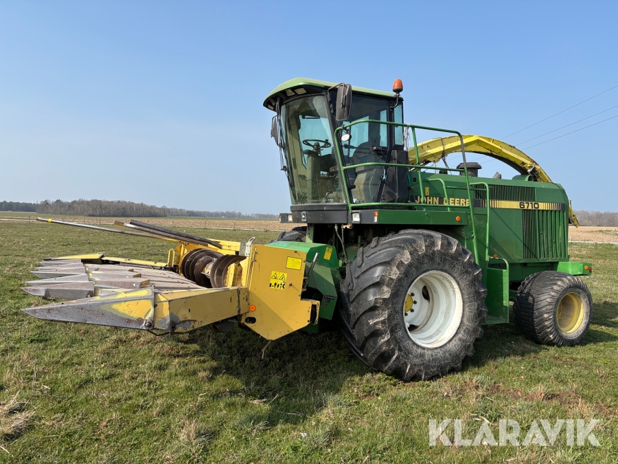 Självgående hack John Deere 6710B med majsbord, Corncracker & gräsbord