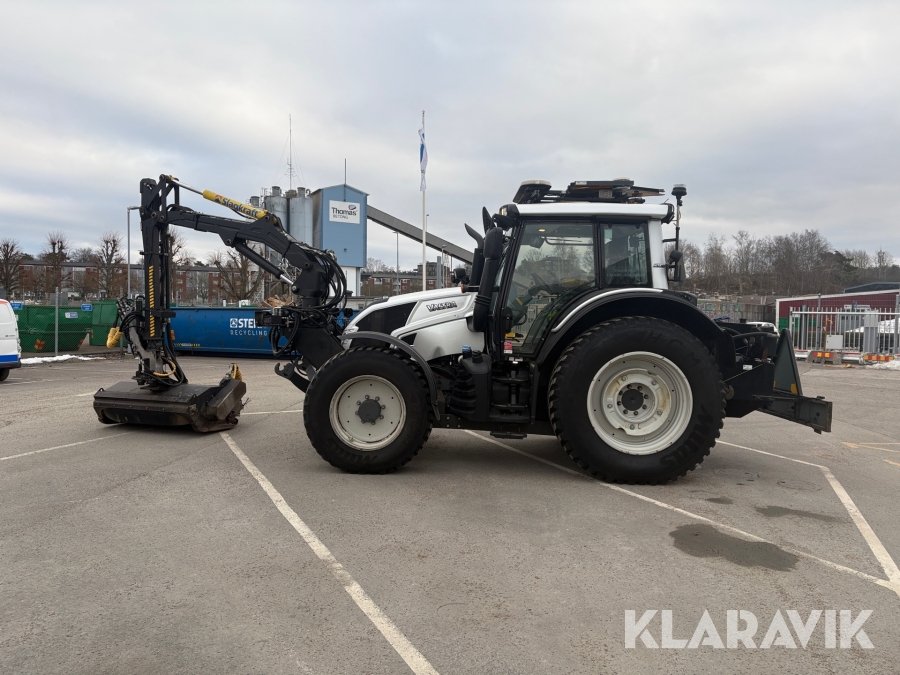 Traktor Valtra N113 med armklippare och 3 redskap