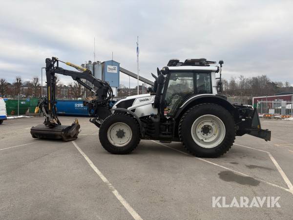 Traktor Valtra N113 med armklippare och 3 redskap