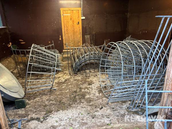 Foderhäckar och kraftfoderbehållare med grindar och våganläggning
