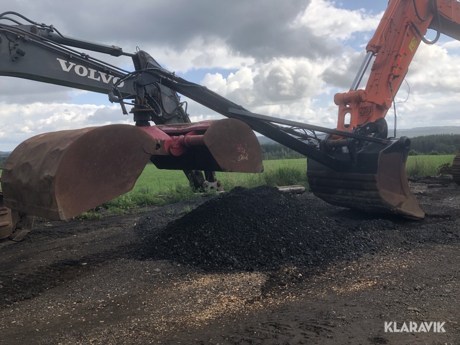 Kran med gripskopa och grävskopa