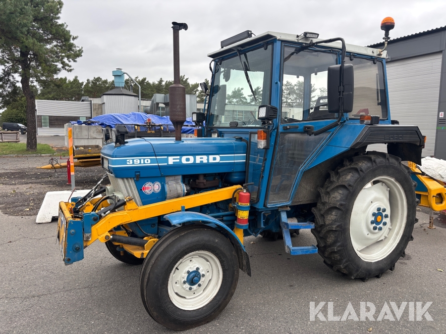 Traktor Ford 3910 LP med vagn, grävaggregat & redskap