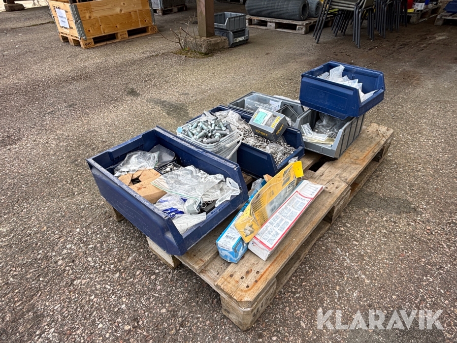 Diverse skruv, bult, brickor och svetspinnar i olika storlek & dimensioner