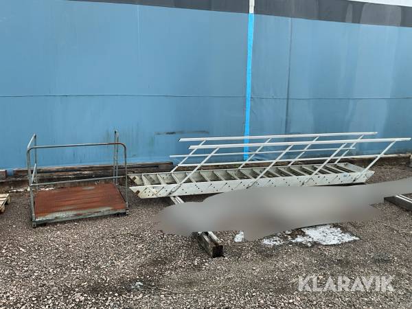 Trapp med plattform Alustep