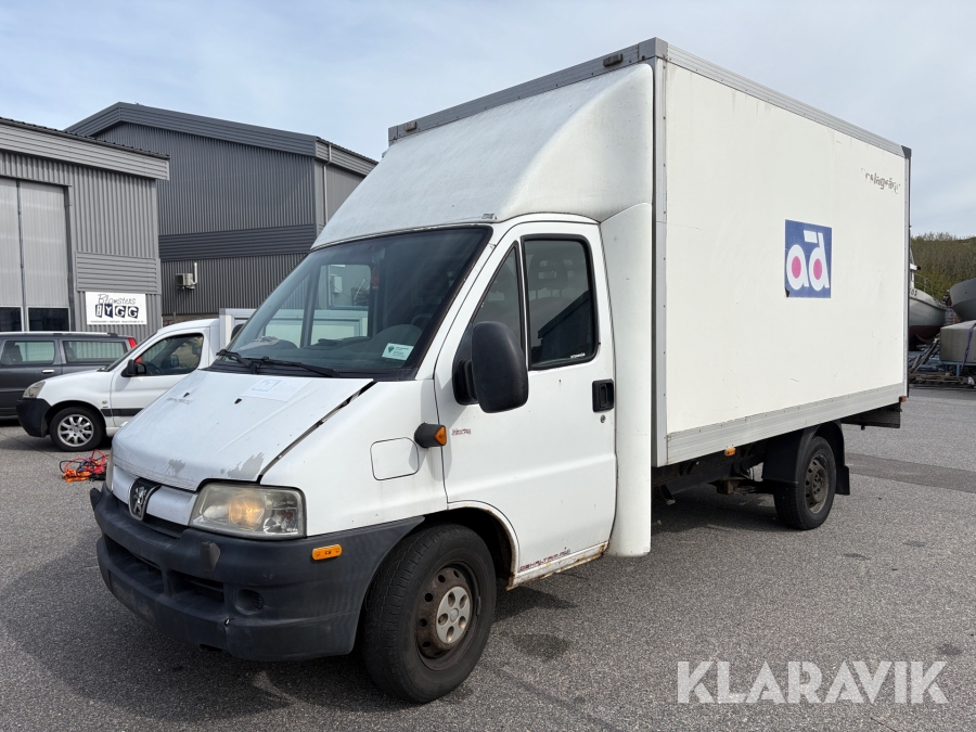 Lätt lastbil Peugeot Boxer med bakgavellyft