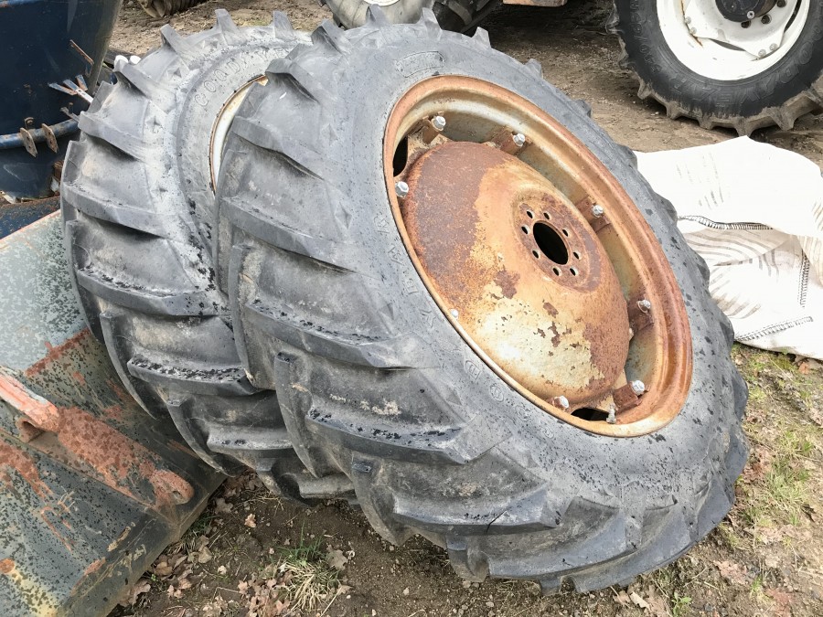 2 st Traktordäck på fälg MF