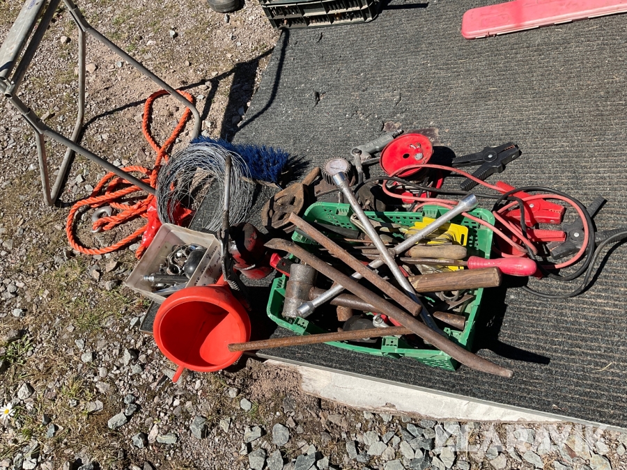 Diverse olika handverktyg  