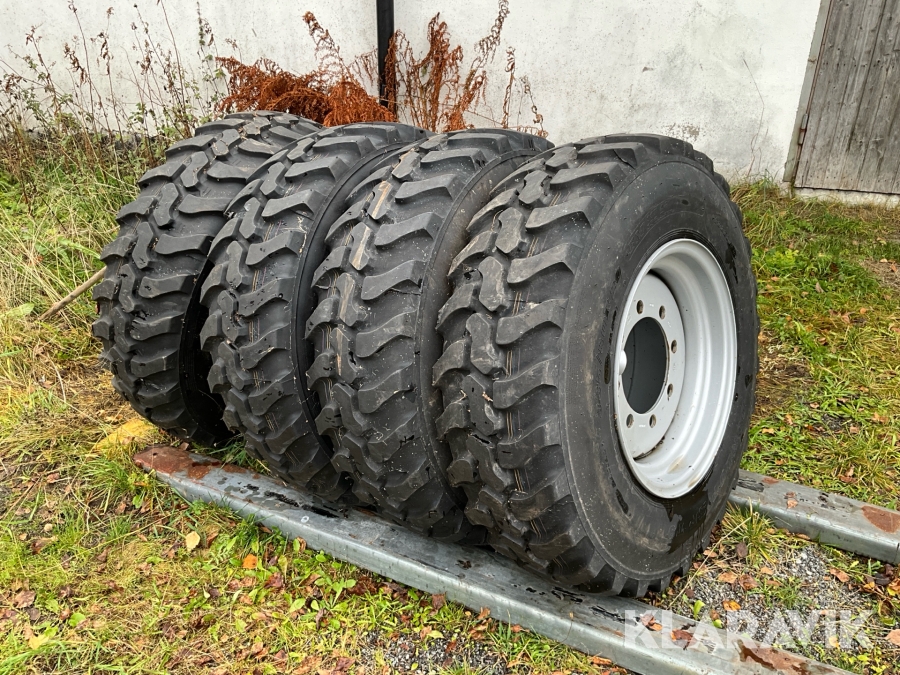Entreprenaddäck Dunlop 335/80R 20 med fälg 4 st