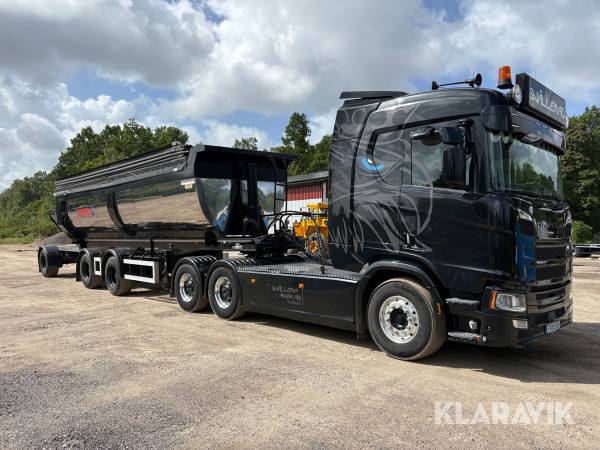 Dragbil med asfaltstrailer Scania R580 Zorzi