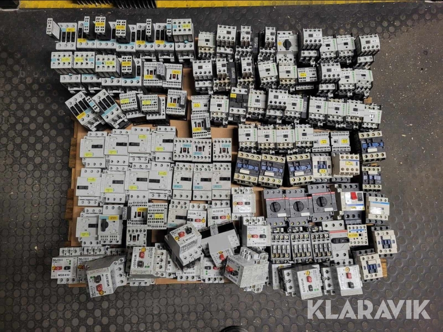 Parti med diverse motorskydd, kontaktorer Siemens, ABB, Moeller, Telemecanique