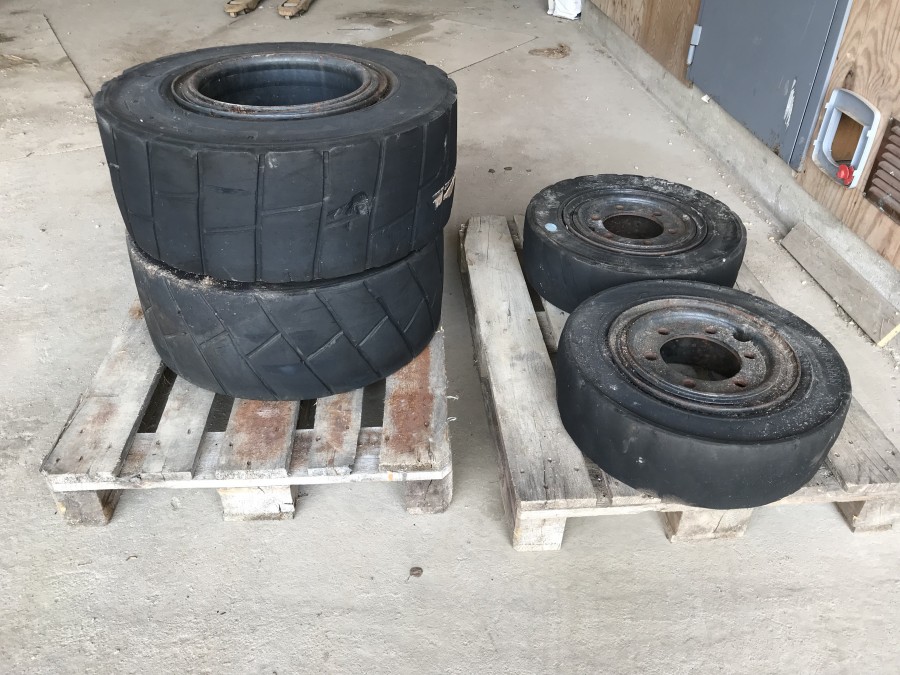 Massiva Truckdäck på fälg, 4 styck