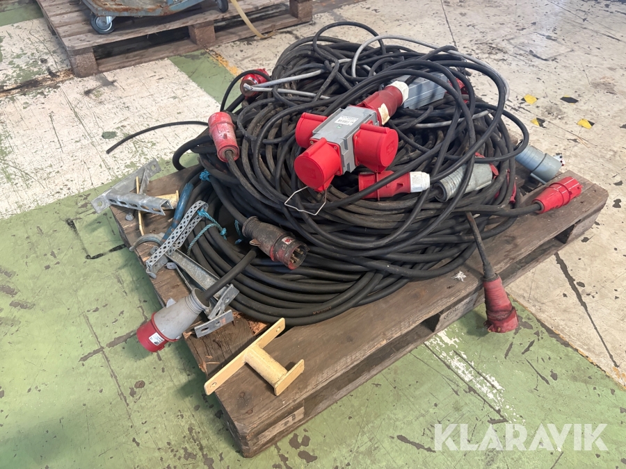 Pall med diverse elkabel och kopplingsdosor och hållare