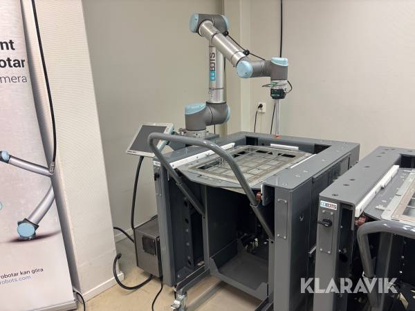 Robot för maskinbetjäning EasyRobotics Pro Feeder UR10 vaccumgrip och två vagnar