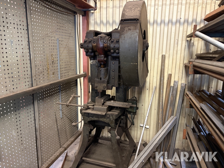 Excenterpress med klippverktyg