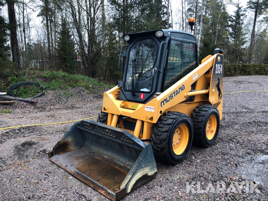 Kompaktlastare Mustang 2054 med flera redskap