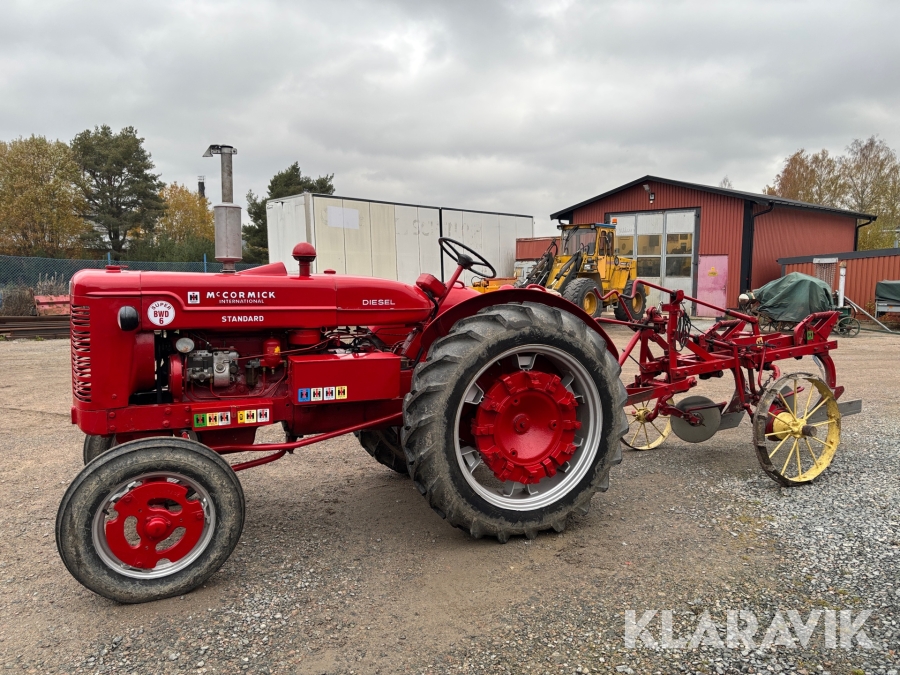 Veterantraktor McCormick Super BWD-6 med plog