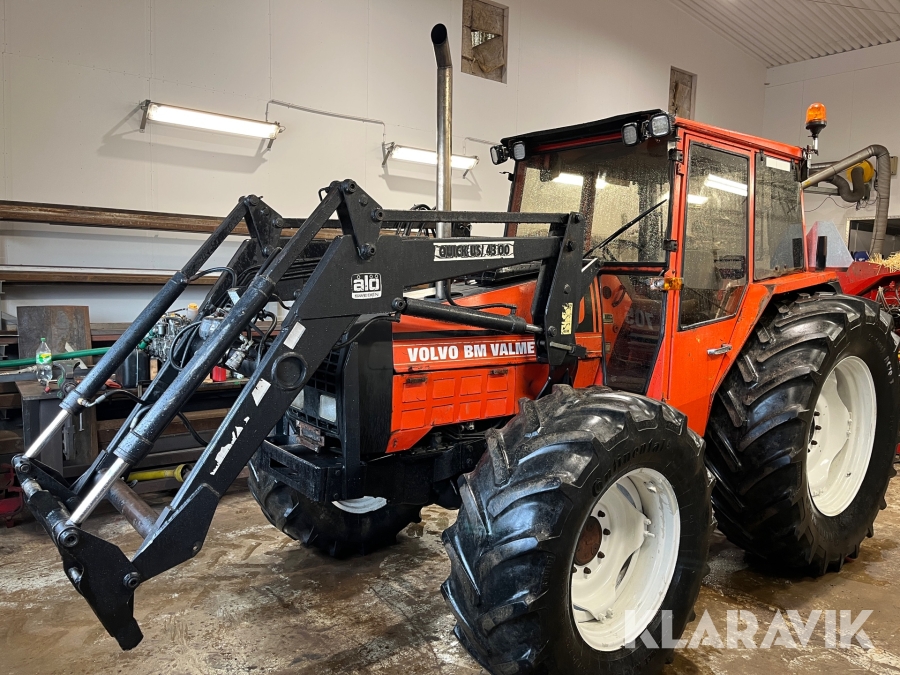 Traktor Volvo BM Valmet 705 med frontlastare