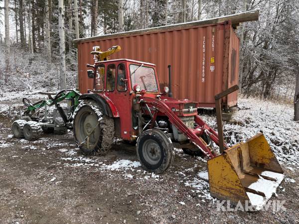 Traktor Massey Ferguson 135 med lastare och skogsvagn