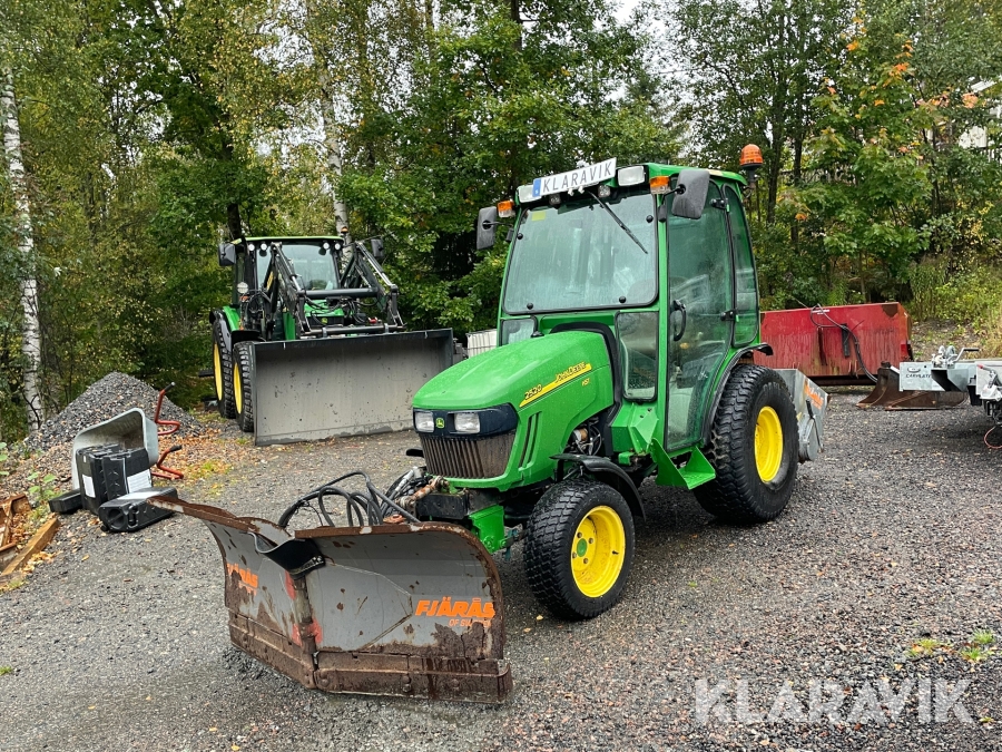 Redskapsbärare John Deere 2520 HST med vikplog och sandspridare