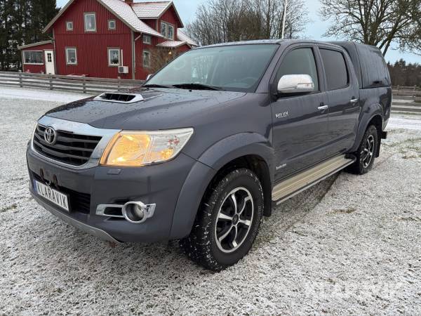 Pickup Toyota Hilux 3.0 D-4D Invincible med kåpa