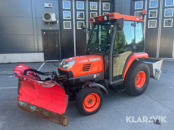 Traktor Kubota STV 36 med vikplog & sandspridare