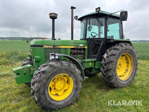 Traktor John Deere 3640 med Dubbelmontage