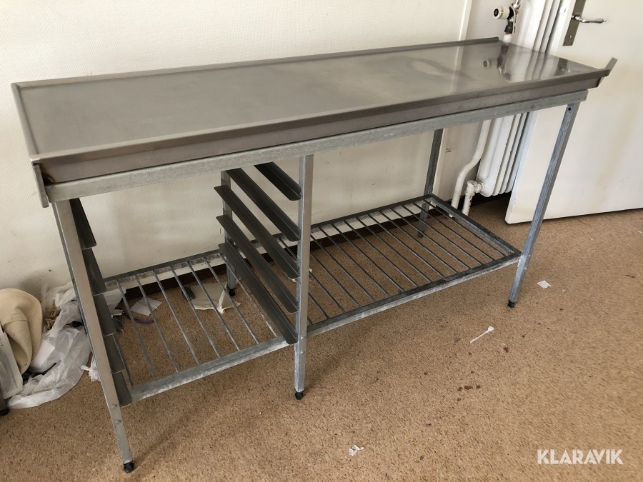 4st rostfria arbetsbänkar med hyllor