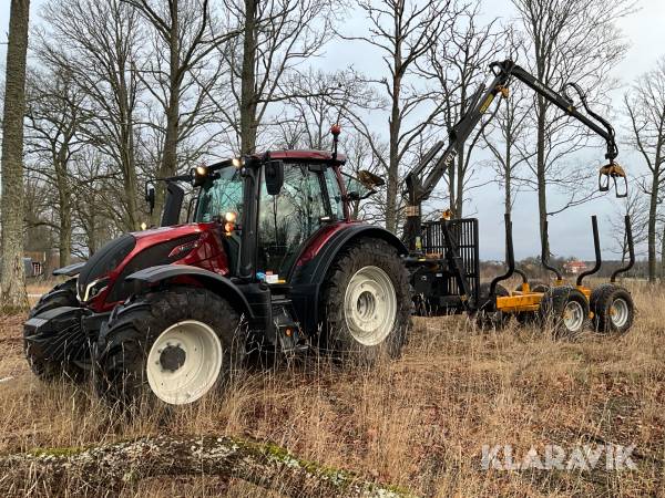 Skogstraktor med skogsvagn Valtra N175 Direct TwinTrac