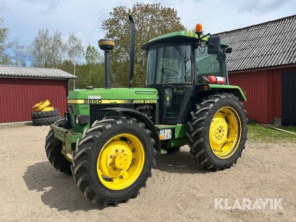 Traktor John Deere 2650 med dubbelmontage