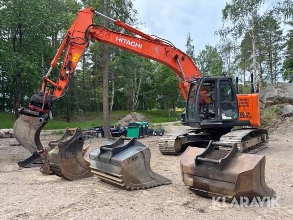 Grävmaskin Hitachi ZX225 US LC med 6st redskap